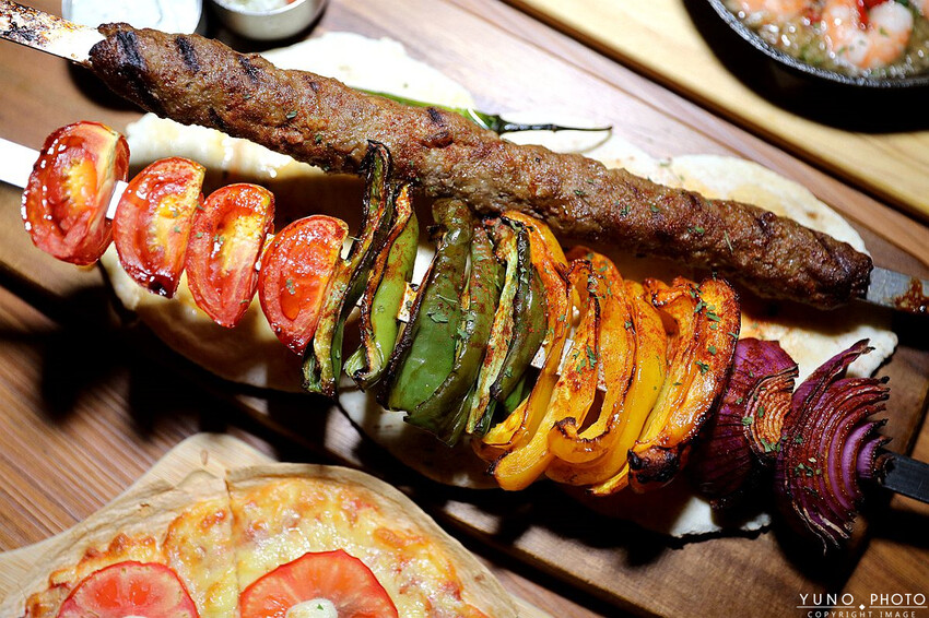 台中市西區全台唯一700款啤酒長廊！用各國精釀啤酒環遊世界 歐陸料理美食饗宴｜ABV地中海餐酒館台中概念店(台中西區餐