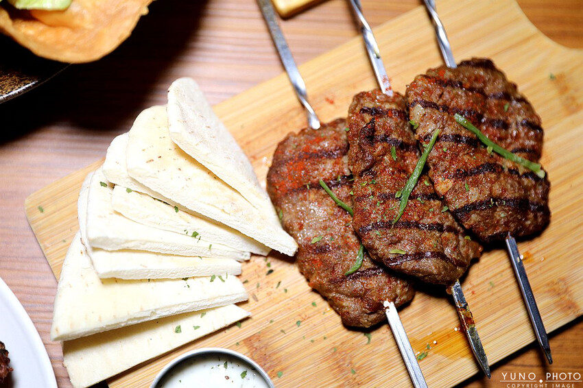 台中市西區全台唯一700款啤酒長廊！用各國精釀啤酒環遊世界 歐陸料理美食饗宴｜ABV地中海餐酒館台中概念店(台中西區餐