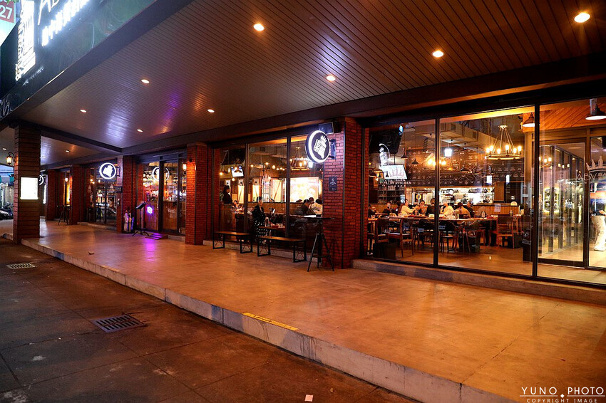 台中市西區全台唯一700款啤酒長廊！用各國精釀啤酒環遊世界 歐陸料理美食饗宴｜ABV地中海餐酒館台中概念店(台中西區餐