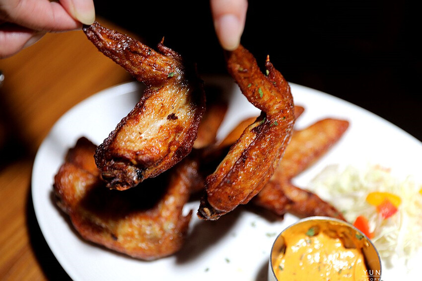 台中市西區全台唯一700款啤酒長廊！用各國精釀啤酒環遊世界 歐陸料理美食饗宴｜ABV地中海餐酒館台中概念店(台中西區餐