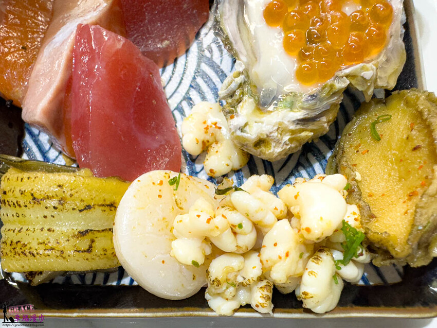 屏東縣東港鎮守席海鮮丼專門店-屏東華僑市場內的豪華海鮮丼飯，食材新鮮所贈的附湯更為超值