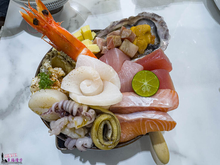 屏東縣東港鎮守席海鮮丼專門店-屏東華僑市場內的豪華海鮮丼飯，食材新鮮所贈的附湯更為超值