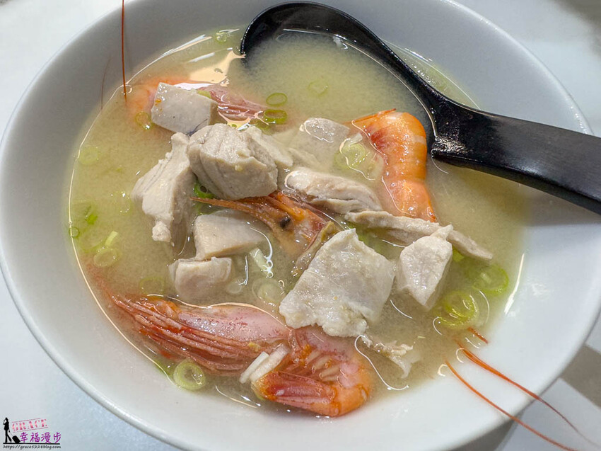 屏東縣東港鎮守席海鮮丼專門店-屏東華僑市場內的豪華海鮮丼飯，食材新鮮所贈的附湯更為超值