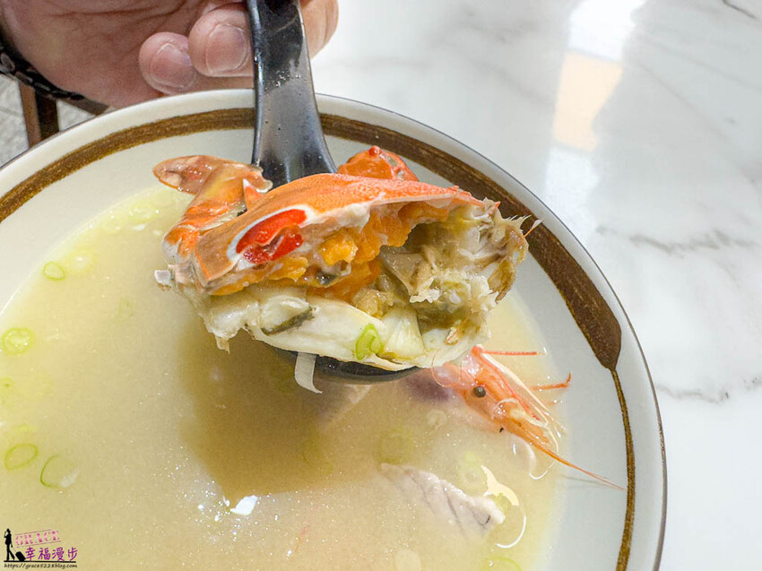屏東縣東港鎮守席海鮮丼專門店-屏東華僑市場內的豪華海鮮丼飯，食材新鮮所贈的附湯更為超值