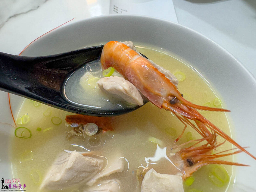 屏東縣東港鎮守席海鮮丼專門店-屏東華僑市場內的豪華海鮮丼飯，食材新鮮所贈的附湯更為超值