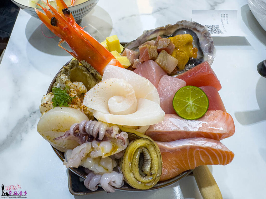 屏東縣東港鎮守席海鮮丼專門店-屏東華僑市場內的豪華海鮮丼飯，食材新鮮所贈的附湯更為超值
