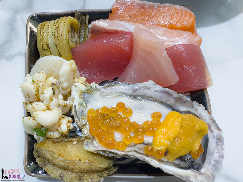 屏東縣東港鎮守席海鮮丼專門店-屏東華僑市場內的豪華海鮮丼飯，食材新鮮所贈的附湯更為超值