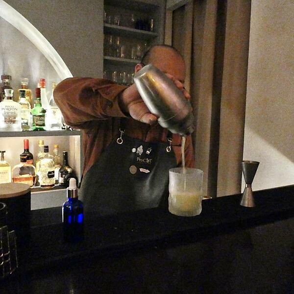 台北車站附近酒吧推薦/北車酒吧同位素為概念的酒吧-Isotope Bar/很有歐式教堂的感受/很有質感很有氣氛/我與