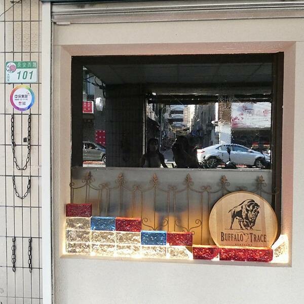 台北車站附近酒吧推薦/北車酒吧同位素為概念的酒吧-Isotope Bar/很有歐式教堂的感受/很有質感很有氣氛/我與