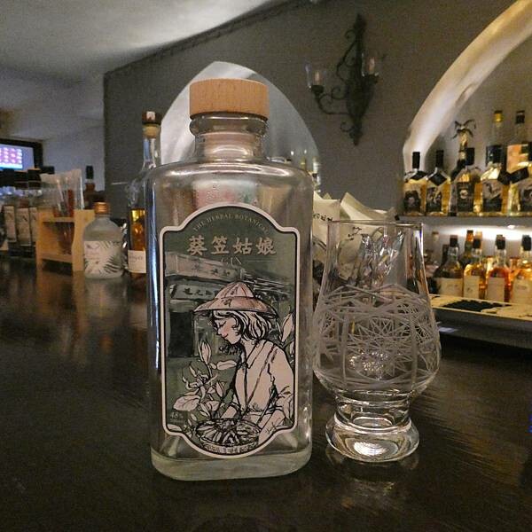 台北車站附近酒吧推薦/北車酒吧同位素為概念的酒吧-Isotope Bar/很有歐式教堂的感受/很有質感很有氣氛/我與