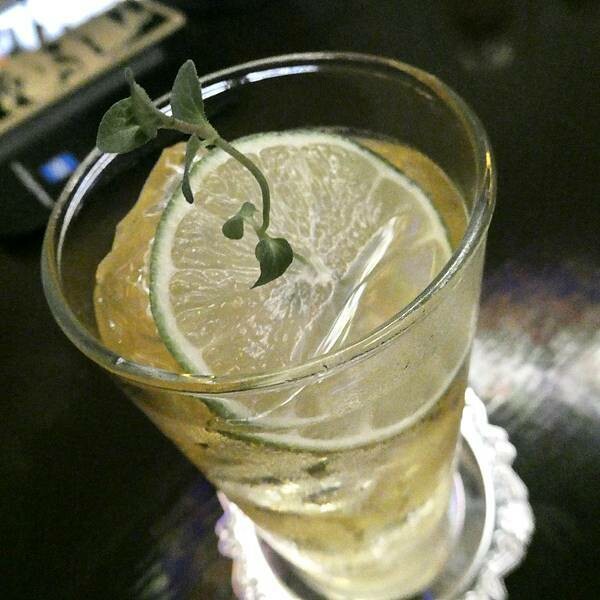 台北車站附近酒吧推薦/北車酒吧同位素為概念的酒吧-Isotope Bar/很有歐式教堂的感受/很有質感很有氣氛/我與