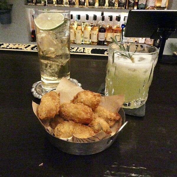 台北車站附近酒吧推薦/北車酒吧同位素為概念的酒吧-Isotope Bar/很有歐式教堂的感受/很有質感很有氣氛/我與