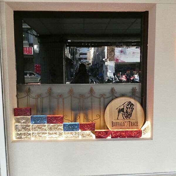 台北車站附近酒吧推薦/北車酒吧同位素為概念的酒吧-Isotope Bar/很有歐式教堂的感受/很有質感很有氣氛/我與