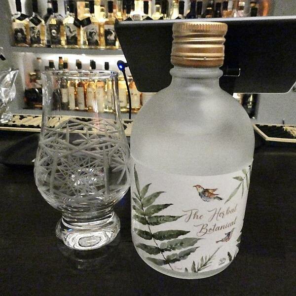 台北車站附近酒吧推薦/北車酒吧同位素為概念的酒吧-Isotope Bar/很有歐式教堂的感受/很有質感很有氣氛/我與