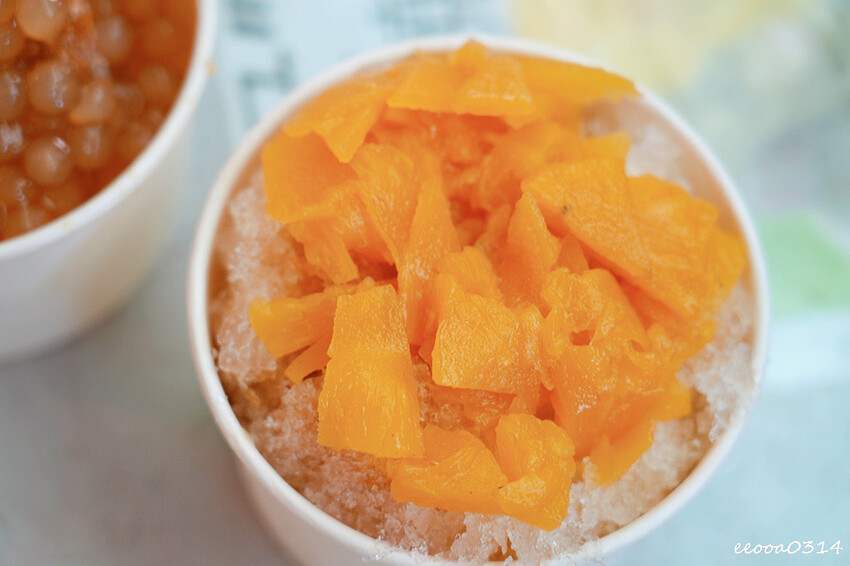 貓空樟樹步道「山上豆花」，燒麻糬、粉圓冰、鳳梨冰也大人氣，貓