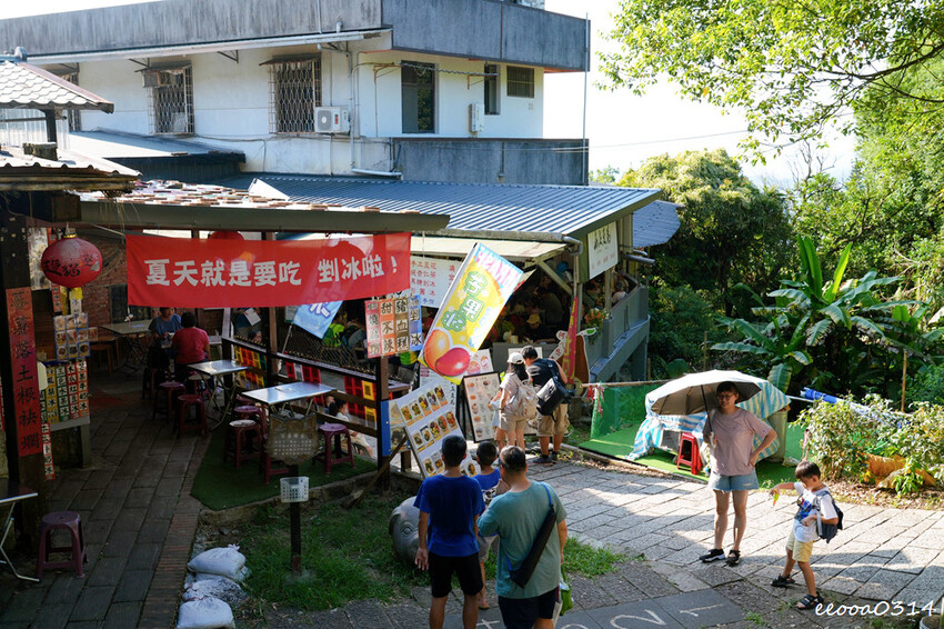 貓空樟樹步道「山上豆花」，燒麻糬、粉圓冰、鳳梨冰也大人氣，貓