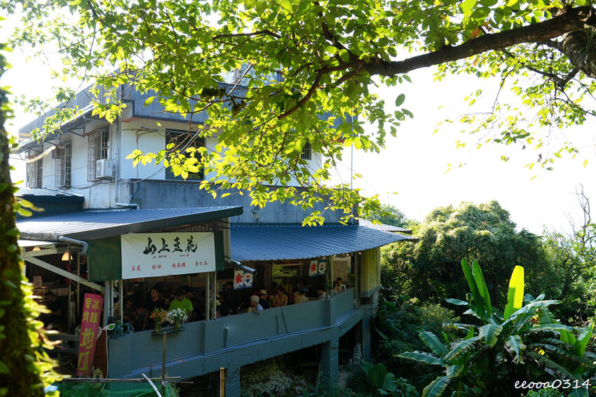 貓空樟樹步道「山上豆花」，燒麻糬、粉圓冰、鳳梨冰也大人氣，貓