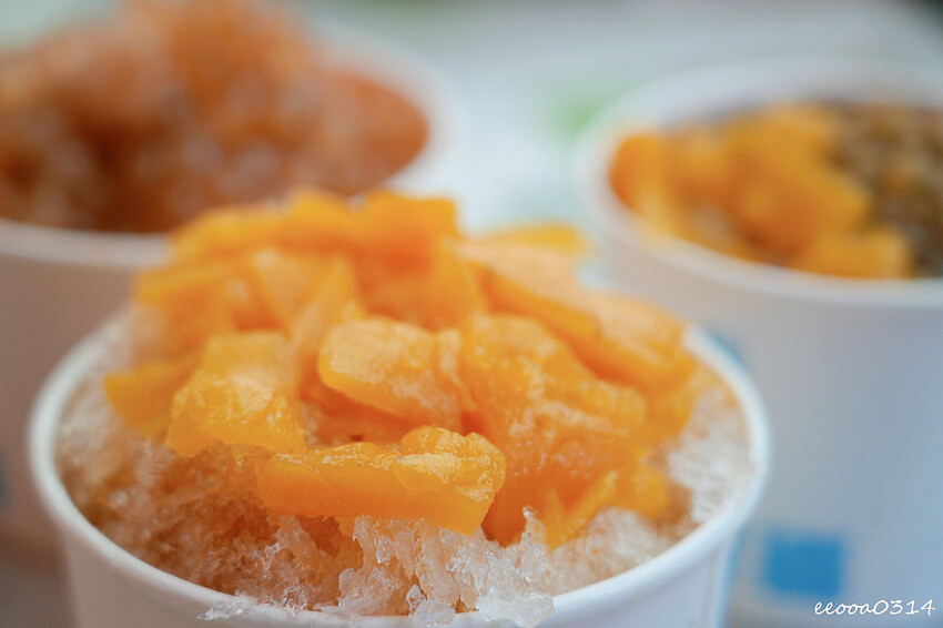 貓空樟樹步道「山上豆花」，燒麻糬、粉圓冰、鳳梨冰也大人氣，貓