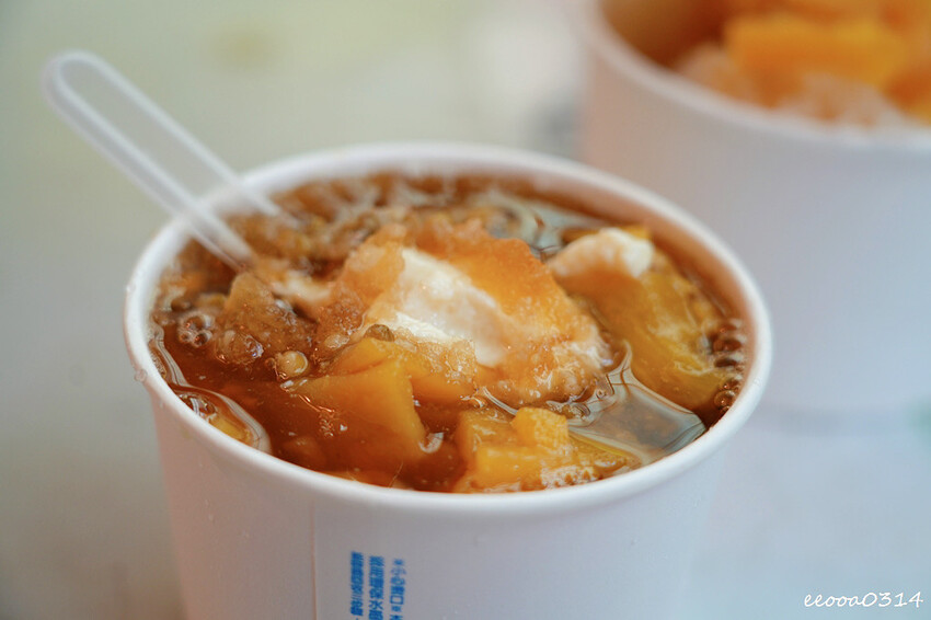 貓空樟樹步道「山上豆花」，燒麻糬、粉圓冰、鳳梨冰也大人氣，貓