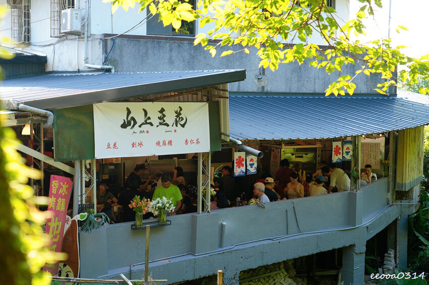 貓空樟樹步道「山上豆花」，燒麻糬、粉圓冰、鳳梨冰也大人氣，貓