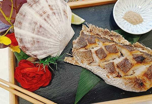 [ 新竹海鮮餐廳 ] 千八料亭-八海宴。鮮嫩的活海鮮料理有著味覺的饗宴滿滿正港的海味/日本鹽烤黑喉魚/慶生聚餐好去處/南寮漁港