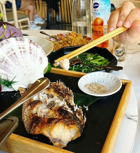 [ 新竹海鮮餐廳 ] 千八料亭-八海宴。鮮嫩的活海鮮料理有著味覺的饗宴滿滿正港的海味/日本鹽烤黑喉魚/慶生聚餐好去處/南寮漁港