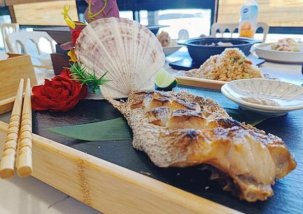 [ 新竹海鮮餐廳 ] 千八料亭-八海宴。鮮嫩的活海鮮料理有著味覺的饗宴滿滿正港的海味/日本鹽烤黑喉魚/慶生聚餐好去處/南寮漁港