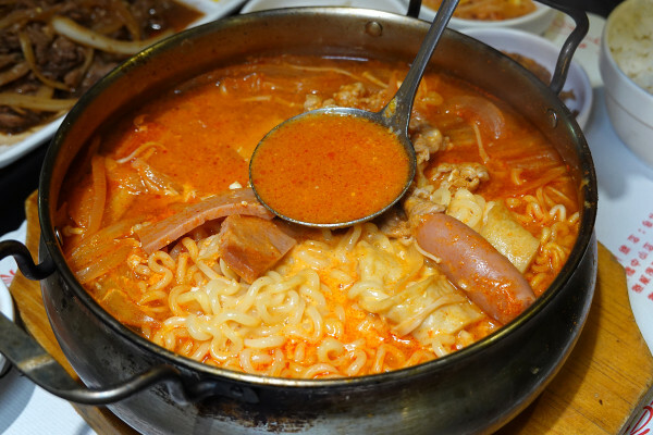 有免費茶飲的好吃西門町韓式料理個人套餐、西門韓式個人鍋物-釜山順豆腐，一個人就能開吃的平價韓式料理套餐