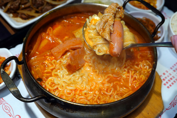 有免費茶飲的好吃西門町韓式料理個人套餐、西門韓式個人鍋物-釜山順豆腐，一個人就能開吃的平價韓式料理套餐