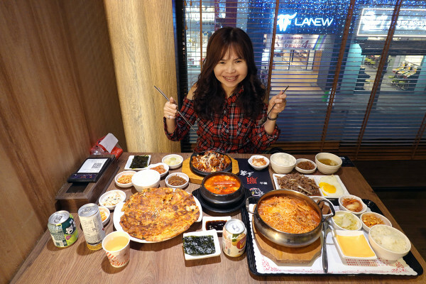 有免費茶飲的好吃西門町韓式料理個人套餐、西門韓式個人鍋物-釜山順豆腐，一個人就能開吃的平價韓式料理套餐