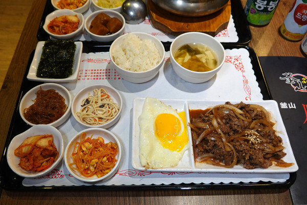 有免費茶飲的好吃西門町韓式料理個人套餐、西門韓式個人鍋物-釜山順豆腐，一個人就能開吃的平價韓式料理套餐