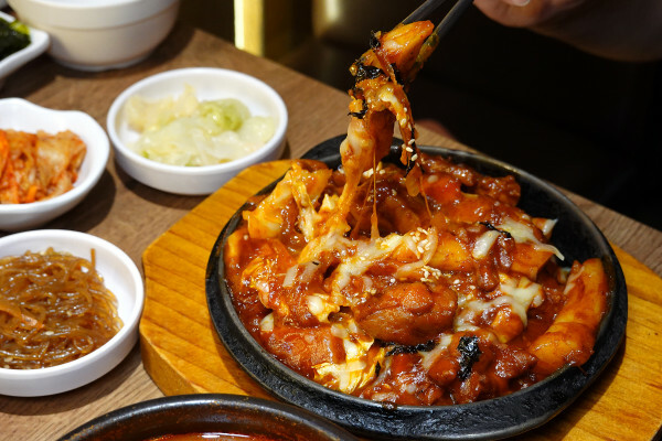 有免費茶飲的好吃西門町韓式料理個人套餐、西門韓式個人鍋物-釜山順豆腐，一個人就能開吃的平價韓式料理套餐