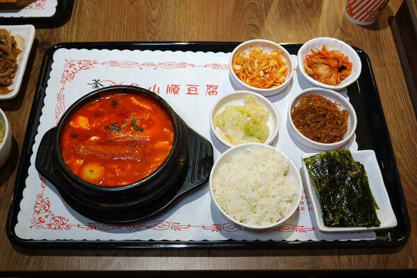 有免費茶飲的好吃西門町韓式料理個人套餐、西門韓式個人鍋物-釜山順豆腐，一個人就能開吃的平價韓式料理套餐
