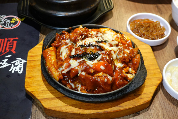 有免費茶飲的好吃西門町韓式料理個人套餐、西門韓式個人鍋物-釜山順豆腐，一個人就能開吃的平價韓式料理套餐