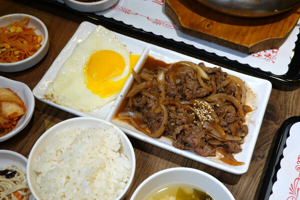 有免費茶飲的好吃西門町韓式料理個人套餐、西門韓式個人鍋物-釜山順豆腐，一個人就能開吃的平價韓式料理套餐