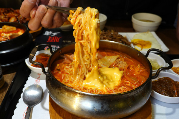 有免費茶飲的好吃西門町韓式料理個人套餐、西門韓式個人鍋物-釜山順豆腐，一個人就能開吃的平價韓式料理套餐