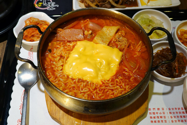 有免費茶飲的好吃西門町韓式料理個人套餐、西門韓式個人鍋物-釜山順豆腐，一個人就能開吃的平價韓式料理套餐