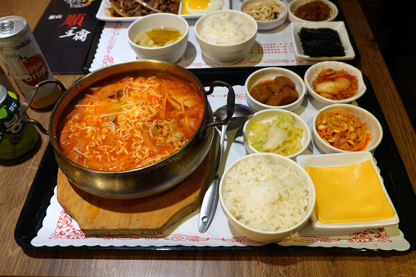 有免費茶飲的好吃西門町韓式料理個人套餐、西門韓式個人鍋物-釜山順豆腐，一個人就能開吃的平價韓式料理套餐
