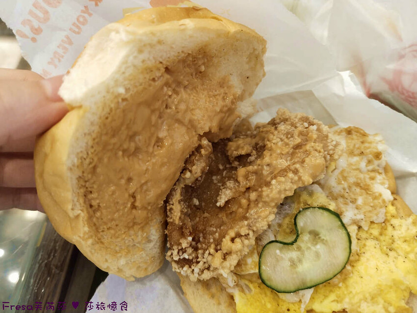 屏東縣琉球鄉小琉球美食【阿娟早餐店】現炸肉排＄２０好大袋！熱量爆表！招牌超夯花生炸肉蛋漢堡│小琉球早餐│白沙尾漁港