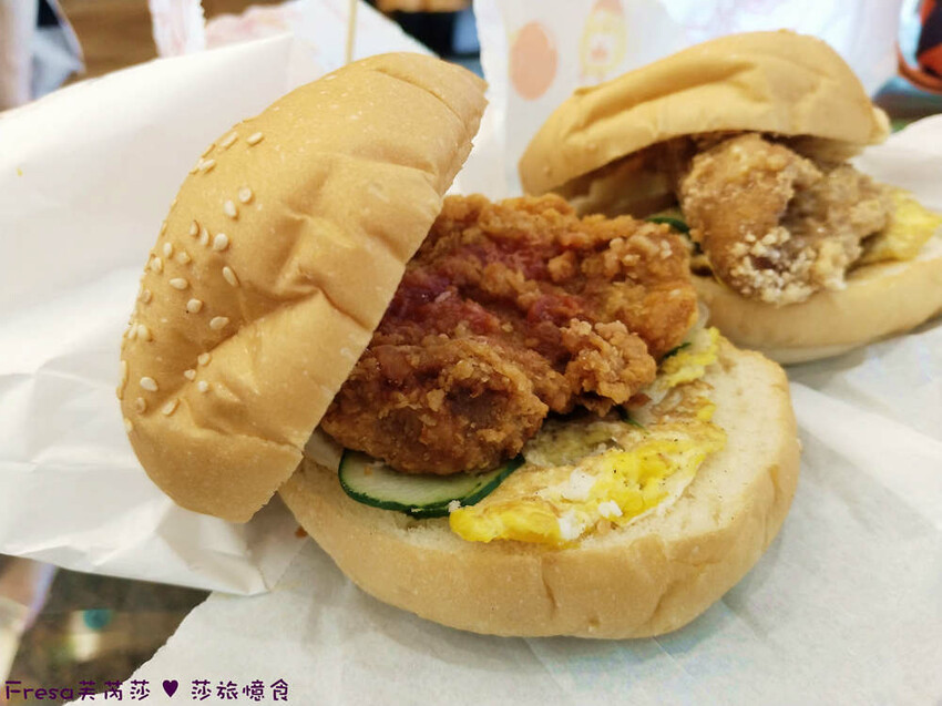 屏東縣琉球鄉小琉球美食【阿娟早餐店】現炸肉排＄２０好大袋！熱量爆表！招牌超夯花生炸肉蛋漢堡│小琉球早餐│白沙尾漁港