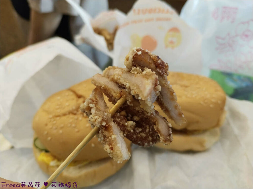 屏東縣琉球鄉小琉球美食【阿娟早餐店】現炸肉排＄２０好大袋！熱量爆表！招牌超夯花生炸肉蛋漢堡│小琉球早餐│白沙尾漁港