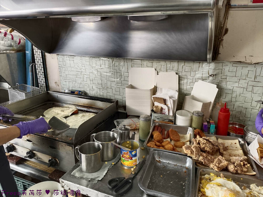 屏東縣琉球鄉小琉球美食【阿娟早餐店】現炸肉排＄２０好大袋！熱量爆表！招牌超夯花生炸肉蛋漢堡│小琉球早餐│白沙尾漁港