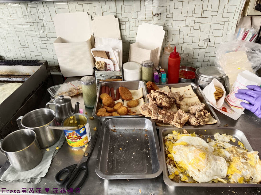 屏東縣琉球鄉小琉球美食【阿娟早餐店】現炸肉排＄２０好大袋！熱量爆表！招牌超夯花生炸肉蛋漢堡│小琉球早餐│白沙尾漁港