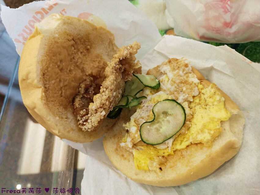 屏東縣琉球鄉小琉球美食【阿娟早餐店】現炸肉排＄２０好大袋！熱量爆表！招牌超夯花生炸肉蛋漢堡│小琉球早餐│白沙尾漁港