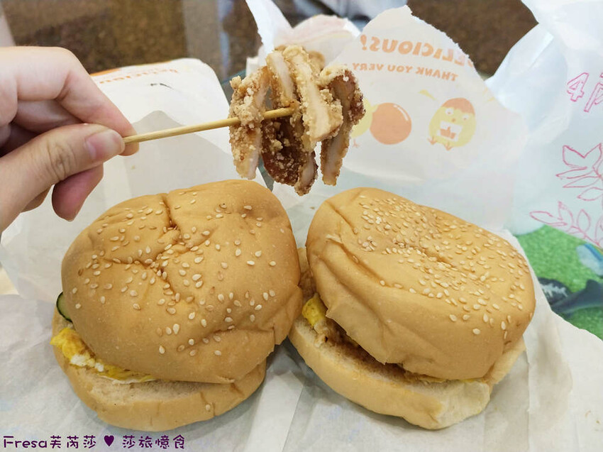 屏東縣琉球鄉小琉球美食【阿娟早餐店】現炸肉排＄２０好大袋！熱量爆表！招牌超夯花生炸肉蛋漢堡│小琉球早餐│白沙尾漁港