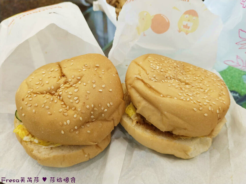 屏東縣琉球鄉小琉球美食【阿娟早餐店】現炸肉排＄２０好大袋！熱量爆表！招牌超夯花生炸肉蛋漢堡│小琉球早餐│白沙尾漁港