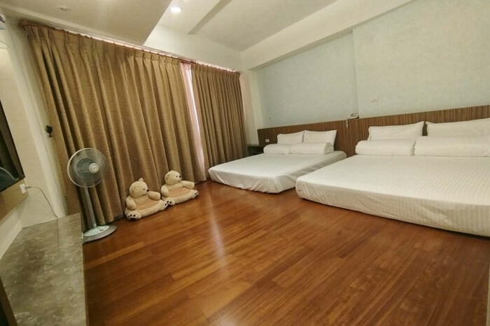 屏東縣琉球鄉小琉球美食【阿娟早餐店】現炸肉排＄２０好大袋！熱量爆表！招牌超夯花生炸肉蛋漢堡│小琉球早餐│白沙尾漁港