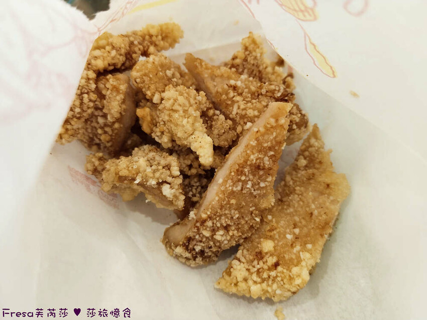 屏東縣琉球鄉小琉球美食【阿娟早餐店】現炸肉排＄２０好大袋！熱量爆表！招牌超夯花生炸肉蛋漢堡│小琉球早餐│白沙尾漁港