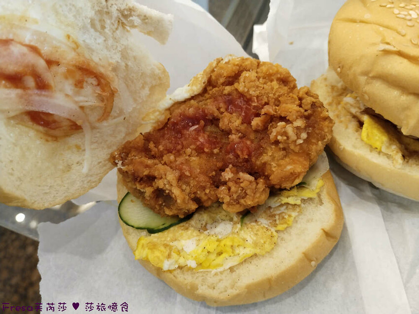 屏東縣琉球鄉小琉球美食【阿娟早餐店】現炸肉排＄２０好大袋！熱量爆表！招牌超夯花生炸肉蛋漢堡│小琉球早餐│白沙尾漁港