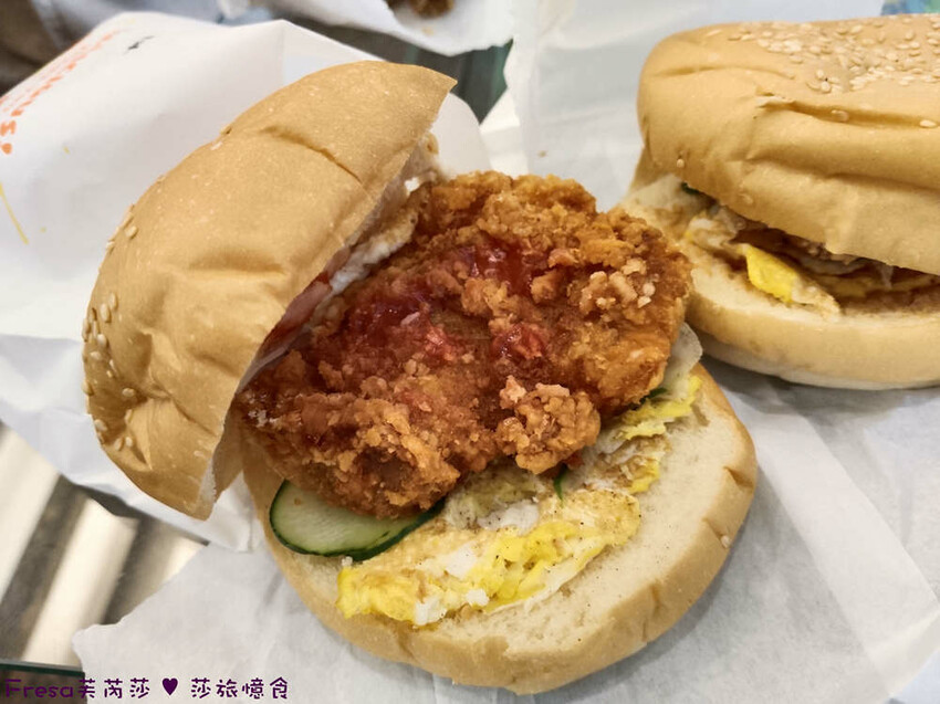 屏東縣琉球鄉小琉球美食【阿娟早餐店】現炸肉排＄２０好大袋！熱量爆表！招牌超夯花生炸肉蛋漢堡│小琉球早餐│白沙尾漁港